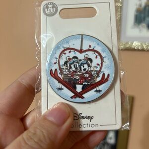 Disney Mickey and Minnie Skiing Holiday Pin-2021